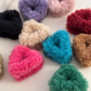 Détail des pinces à cheveux triangulaires en peluche de différentes couleurs variées