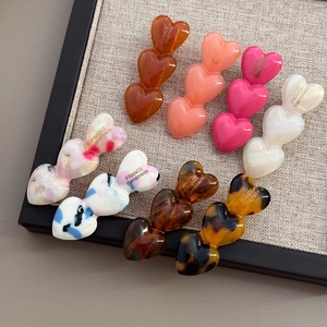 Elegantes Set aus Acetat-Haarspangen in Herzform in verschiedenen Farben und Mustern