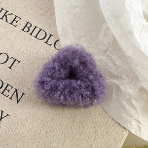 Vue macro d'un chouchou en peluche violette douce sur un fond en toile de style vintage