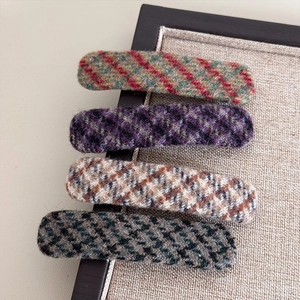 Lot de quatre barrettes à cheveux vintage en tissu écossais et laine pour l'hiver