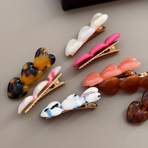 Detailansicht verschiedener Herz-Haarspangen aus Acetat mit France Handmade Metallclips