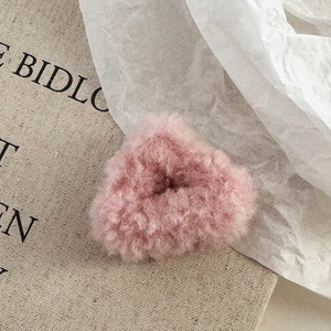 Gros plan sur la pince à cheveux oreilles de chat en peluche rose avec fourrure