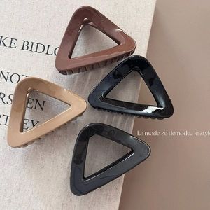 Korean Style Triangle Hair Claw Clip For Women Minimalist Plastic Geometric Shark Clip Small Hairpin Daily Headwear
