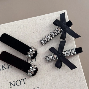 Coffret de quatre barrettes à cheveux élégantes en velours et strass noir et rouge vin