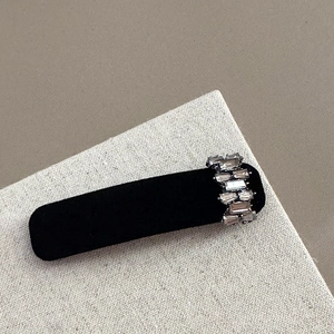Vue détaillée de la pince à cheveux vintage en velours avec strass gris rectangulaires
