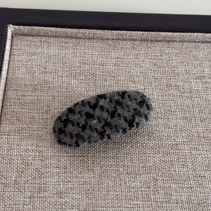 Détail d'une pince à cheveux ovale à motif léopard avec texture en fausse fourrure