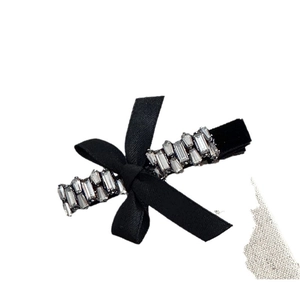 Pince à cheveux vintage en velours noir ornée de strass brillants sur fond blanc