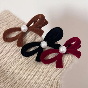 Trois barrettes noeuds en velours marron noir et bordeaux avec perles sur tricot