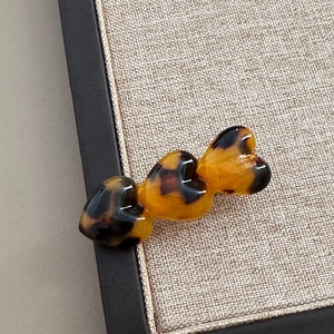 Detail der herzförmigen Haarklammer aus Acetat mit France Handmade Gravur