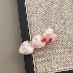 Detail der Acetat-Herz-Haarspange mit floraler Marmortextur und handgefertigter Gravur