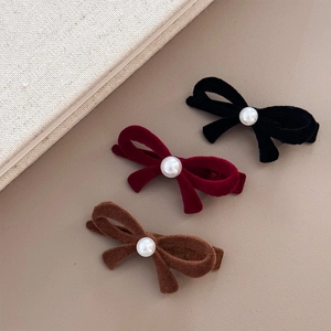 Trois barrettes à cheveux en velours avec perles en rouge, noir et marron élégant