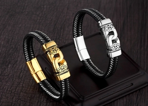 Detalle de pulseras de cuero trenzado para hombre con cierre metálico de dos tonos