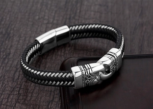 Detalle macro de la pulsera trenzada para hombre con cierre de acero grabado