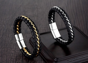 Gros plan du bracelet pour hommes en cuir tressé avec détails en métal or et argent