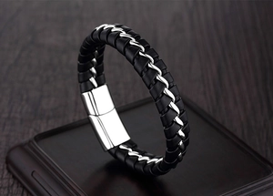 Détail du bracelet en cuir noir tressé avec chaîne argentée et fermoir magnétique
