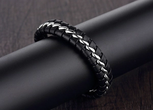 Gros plan du bracelet en cuir noir tressé pour hommes avec détails de chaîne en argent