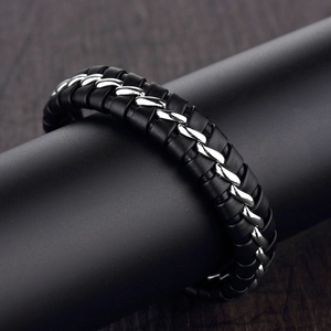 Bracelet tressé pour homme en cuir noir avec détails de chaîne en acier poli