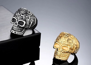 Detailansicht von Retro-Punk-Totenkopfringen mit feinen mechanischen Zahnradgravuren
