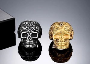 Detailansicht der Vintage-Zucker-Totenkopf-Ringe in Silber und Gold mit Pentagramm-Gravur