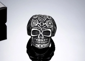 Detailaufnahme von Vintage-Silber-Totenkopfring mit verzierten Blumenschnitzereien