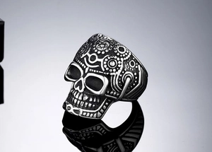 Makroaufnahme von Retro-Totenkopfring aus Edelstahl mit Sonnenmuster und Vintage-Finish