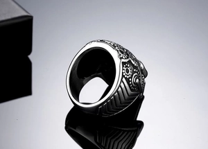 Makroaufnahme des Gothic-Totenkopf-Rings mit aufwendigen Gravuren und Spiegelreflexion
