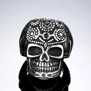 Vintage Gothic Totenkopf Ring aus Edelstahl mit aufwendigen floralen Schnitzereien