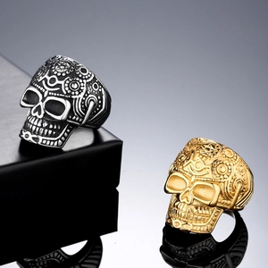 Retro Vintage Totenkopfring in Silber und Gold mit detaillierten Relief-Prägungen