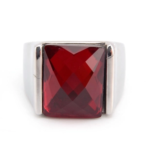 Bague en acier titane avec un grand grenat rouge rectangulaire facetté sur anneau argent