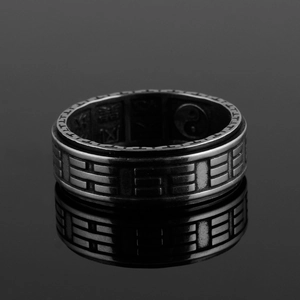 Bague rotative vintage en acier inoxydable Tai Chi Bagua pour homme sur fond noir miroir