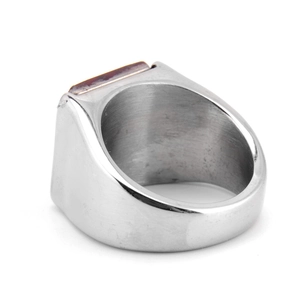 Gros plan d'une bague pour homme en argent avec intérieur brossé et pierre marron carrée