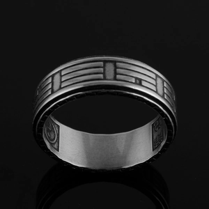 Détails de la bague rotative en acier titane vintage avec gravures Bagua et Tai Chi