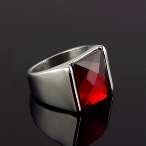 Bague pour homme en acier titane avec grand grenat rouge rectangulaire au fini argenté