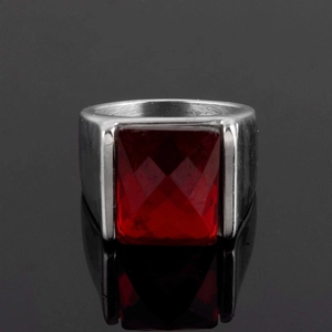 Bague pour homme en acier titane avec grand grenat rouge carré sur fond sombre