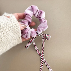 Lila Samt Haargummi mit einer rot-schwarz gemusterten Chevron-Schleife für Damen