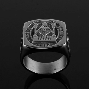 Vue macro d'une bague franc-maçon en acier argenté avec gravure Faith et Charity