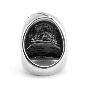 Vue détaillée de la bague décapsuleur crâne avec intérieur texturé en acier vintage