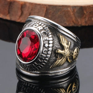 Bague héraldique aigle vintage avec une grande gemme rouge ovale et des ailes d'aigle dorées