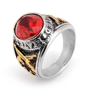 Détail d'une bague militaire avec aigle, pierre rouge et gravure sur acier inoxydable