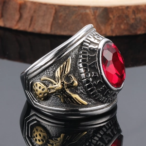 Vue macro de la bague US Air Force avec grande gemme rouge et détails d'aigle doré gravés