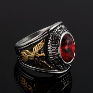 Détail d'une bague à gemme rouge avec aigle doré et texte des États-Unis