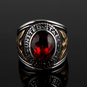 Détail de la bague militaire aigle avec pierre rouge et gravure United States