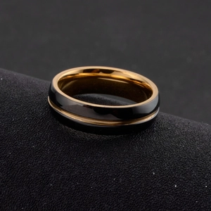 Bague en acier inoxydable noir poli avec rainure centrale dorée vue sous un angle de 45°