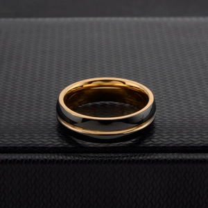 Bague pour homme en acier inoxydable noir et or poli sur une base en fibre de carbone