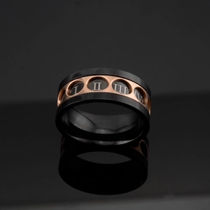 Detalle de un anillo giratorio de acero inoxidable con números romanos y acabado negro