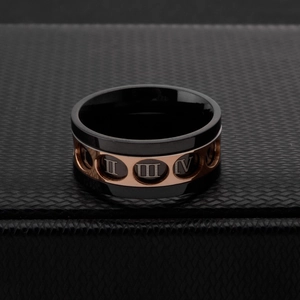 Anillo giratorio de acero inoxidable con números romanos en negro y oro rosa