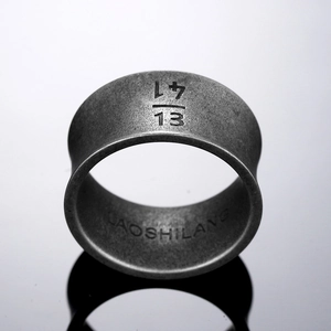 Bague vintage en acier titane avec finition mate et gravure numérique 1314 élégante