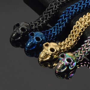 Bracciali teschio in acciaio al titanio nero, blu e oro per un look punk alla moda