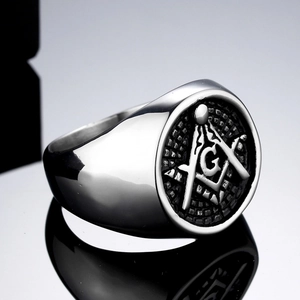 Polierter Herrenring aus Titanstahl mit graviertem Freimaurer-Symbol in Silber