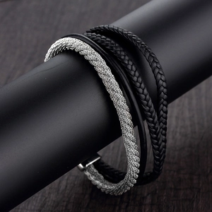 Bracelet multi-rangs pour homme avec bande en maille argentée et cordons en cuir tressé